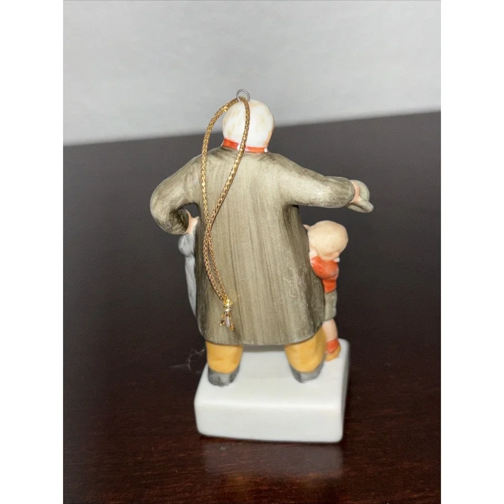 Norman Rockwell Puppy In‎ A Pocket Porcelain Figurine